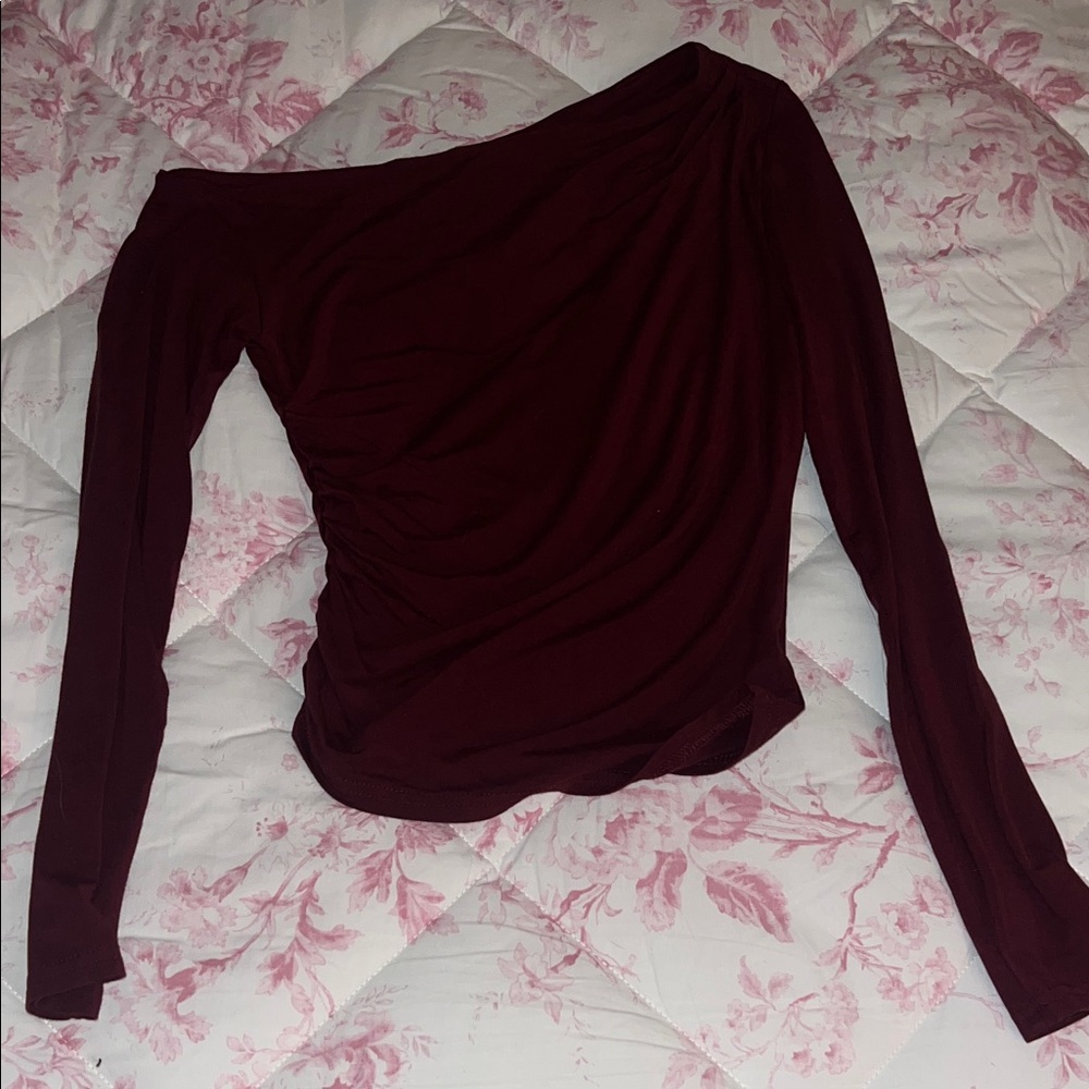 Asymmetrical Shoulder Ruched Cropped Top - Picture 10 of 13